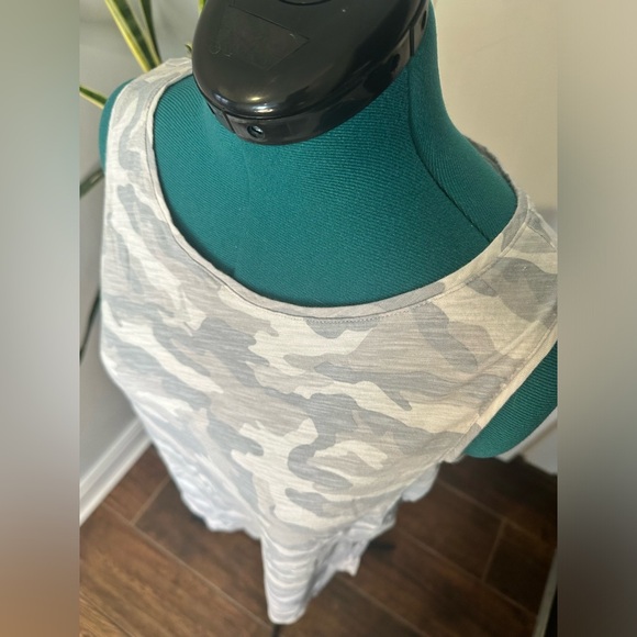 Old navy large camo tank top Everywear - Picture 5 of 9